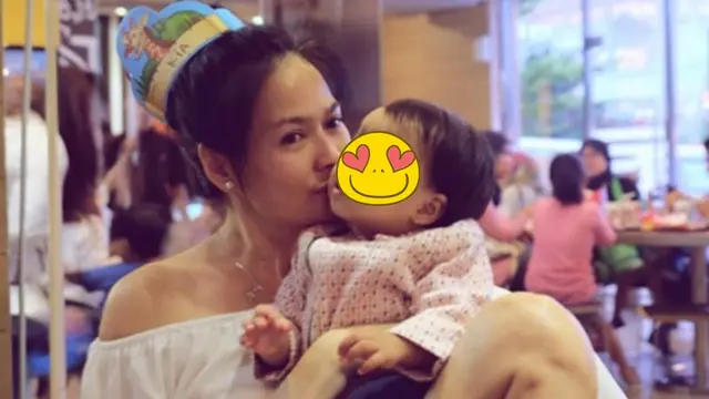 6 Potret Bahagia Artis saat Gendong Cucu, Sudah Jadi Kakek Nenek