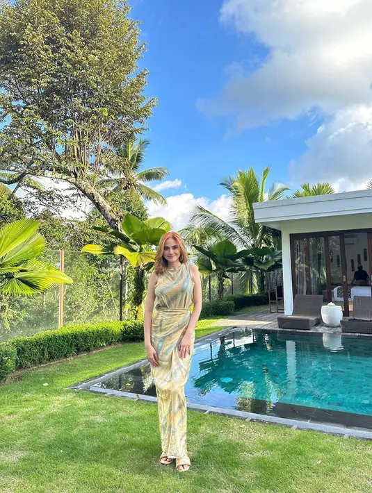 One shoulder dress warna beige yang dikenakan Syifa beri kesan effortlessly stylish.