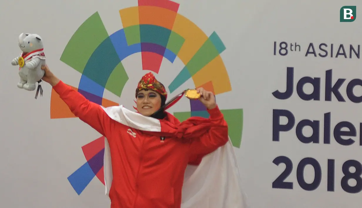 Pesilat Indonesia, Puspa Arumsari, melakukan selebrasi usai menjadi juara Asian Games di Arena Silat TMII, Jakarta, Senin (27/8/2018). Puspa meraih medali emas kelas seni kategori tunggal putri dengan nilai 467. (Merdeka.com/Arie Basuki)