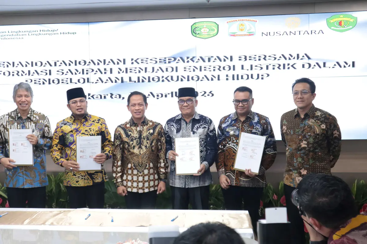 Menteri Lingkungan Hidup/Kepala Badan Pengendalian Lingkungan Hidup Hanif Faisol Nurofiq mempercepat PSEL di kawasan Samarinda Raya dan Balikpapan Raya.