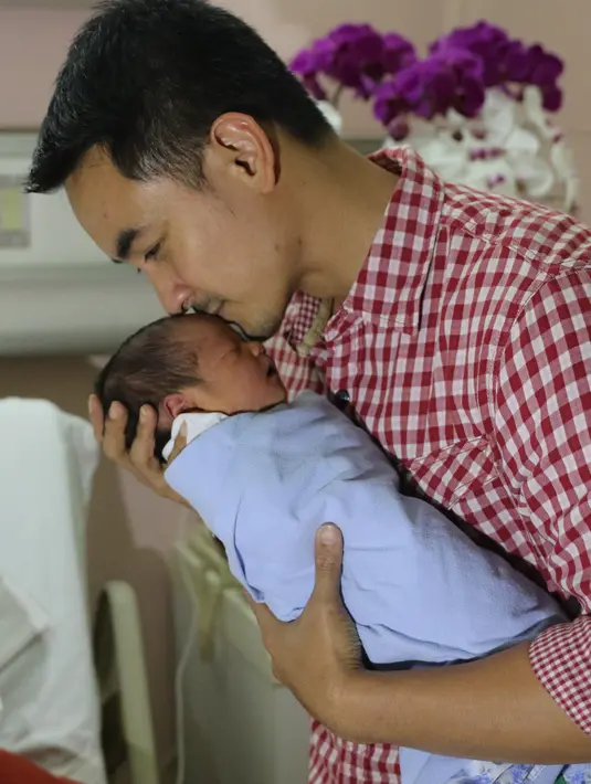 Sherrin Tharia istri dari artis yang kini fokus menjalankan tugas negara, Zumi Zola melahirkan secara normal di Rumah Sakit Pondok Indah  (RSPI), Rabu (22/6/2016) siang. (Adrian Putra/Bintang.com)