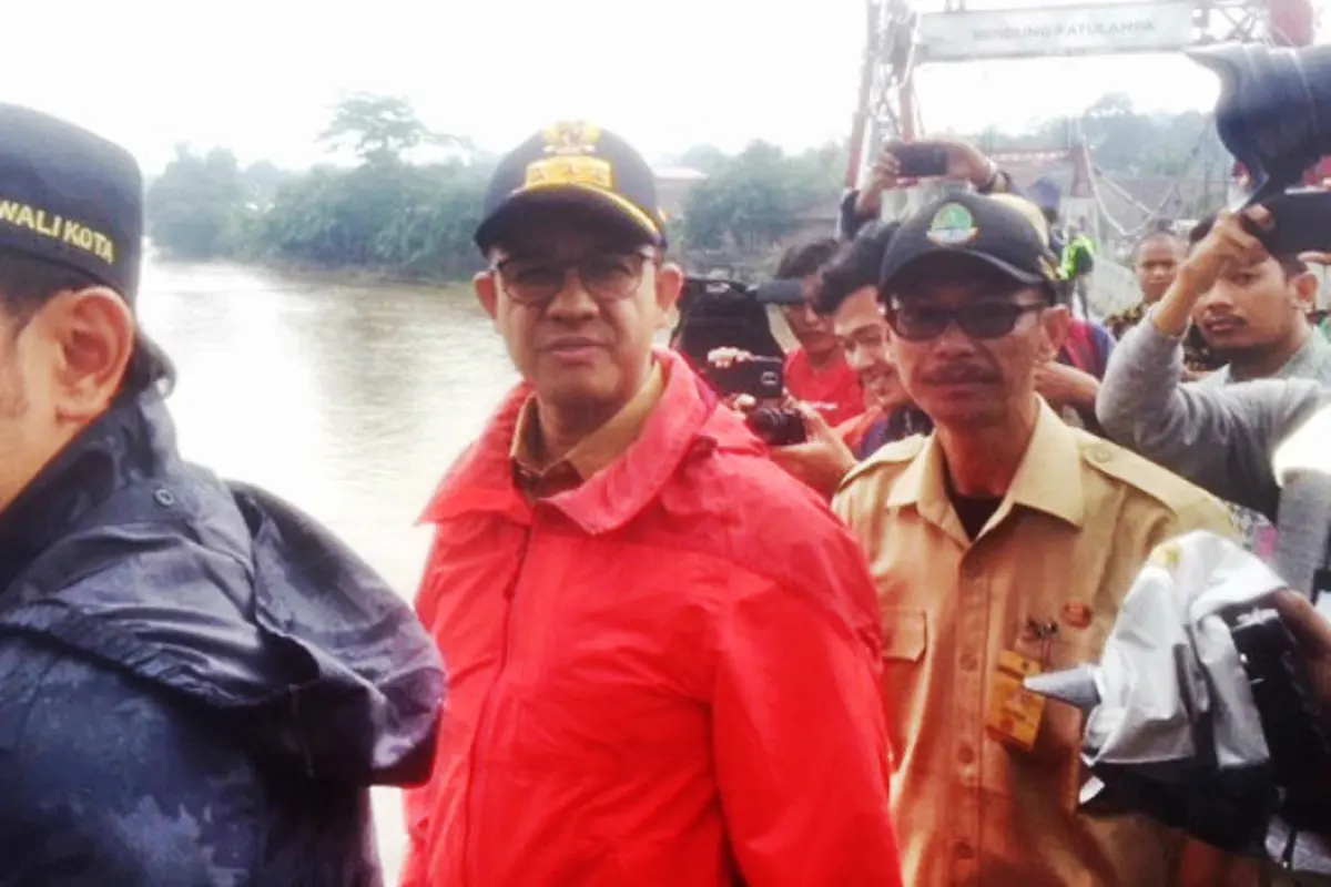 Gubernur DKI Jakarta Anies Baswedan menyambangi Bendung Katulampa