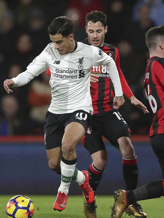 Gelandang Liverpool, Philippe Coutinho, menggiring bola saat pertandingan melawan AFC Bournemouth pada laga Premier League di Stadion The Vitality, Minggu (17/12/2017). Liverpool menang 4-0 atas AFC Bournemouth. (AP/Andrew Matthews)