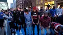 Umat muslim melaksanakan salat berjemaah usai berbuka puasa bersama di dekat Trump Tower, New York, Kamis (1/6). Ratusan muslim demo memprotes retorika dan kebijakan Donald Trump yang xenophobia, seperti larangan perayaan Ramadan di AS. (Jewel SAMAD/AFP)