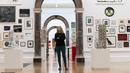 Staf mengamati karya seni dalam pratinjau Pameran Musim Panas di Royal Academy of Arts, London, Inggris, 28 September 2020. Diadakan setiap tahun sejak 1769, Pameran Musim Panas Royal Academy of Arts untuk pertama kalinya akan berlangsung pada musim gugur akibat pandemi COVID-19. (Xinhua/Han Yan)