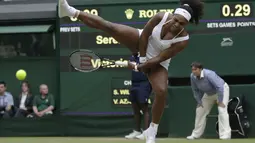 Petenis putri AS, Serena Williams, berusaha mengembalikan bola pukulan petenis Belarus, Victoria Azarenka dalam pertandingan Turnamen Tenis Wimbledon yang berlangsung di London, Inggris, (7/7/2015). (AP Photo/Pavel Golovkin)