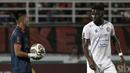 Striker Arema FC, Abel Camara Camara (kanan) usai gagal menjebol gawang Borneo FC yang dijaga oleh Angga Saputro. (Bola.com/Ikhwan Yanuar)