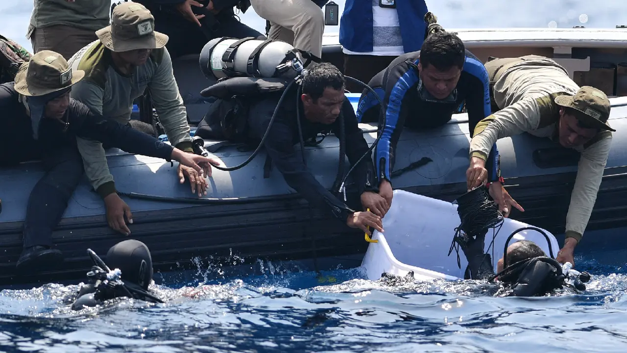 Detik-Detik Pengangkatan Black Box Lion Air JT 610 dari Dalam Laut
