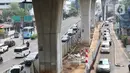 Suasana pembangunan Skywalk di hatle transjakarta  koridor 8 di kawasan Kebayoran lama, Jakarta, Rabu (24/8/2022). Pengerjaan skywalk sepanjang 500 meter  akan di hubungkan ke halte transjakarta koridor 8, koridor 13 dan stasiun kebayoran yang berlangsung sejak Maret 2022 yang di targetkan akan rampung pada bulan oktober 2022, saat ini sudah mencapai 30 persen. (Liputan6.com/Herman Zakharia)