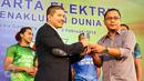 Tim Jakarta Elektrik PLN menerima penghargaan oleh MSports usai dinobatkan sebagai klub bola voli tervaforit, Jakarta, (3/2). PBV Elektrik PLN umumkan keikutsertaannya dalam kompetisi liga profesioanal tahunan di Indonesia. (Liputan6.com/Yoppy Renato)