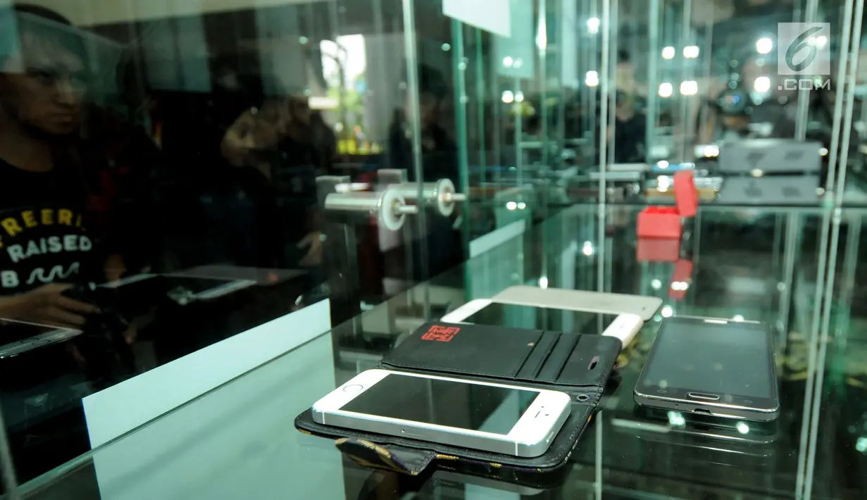 Deretan handphone (HP) berbagai jenis di intalasi yang akan dilelang di gedung KPK, Jakarta, Jumat (20/7). Handphone tersebut hasil sitaan KPK terhadap para koruptor yang ketangkap KPK. (Merdeka.com/Dwi Narwoko)