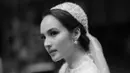 Potret Chelsea Islan di hari pernikahannya. Walaupun hitam-putih, pesona Chelsea dalam gaun pengantin pilihannya, lengkap dengan penutup kepala bak pengantin perempuan dari Inggris, dan paras bulenya terlihat sempurna dalam foto ini. Foto: Instagram.