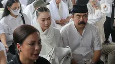 Pedangdut, Inul Daratista (tengah) bersama suaminya, Adam Suseno saat menyaksikan prosesi pemakaman penyanyi dan artis legendaris Titiek Puspa di Tempat Pemakaman Umum (TPU) Tanah Kusir, Jakarta Selatan, Jumat, 11 April 2025. (Liputan6.com/Herman Zakharia)