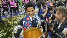 Presiden Paris Saint-Germain,&nbsp;Nasser Al-Khelaifi, mengangkat trofi Liga Champions musim ini. PSG berhasil meraih gelar juara turnamen elite tersebut setelah membungkam Inter Milan dengan skor 5-0 di Allianz Arena, Minggu (1/6/2025) dini hari WIB. (AP&nbsp;Photo/Martin Meissner)