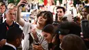Aktor Prancis-AS, Timothee Chalamet berfoto selfie dengan penggemar saat ia tiba pada Venice Film Festival 2022 ke-79 di dermaga Hotel Excelsior di Lido, Venesia, Italia (2/9/2022). Aktor berusia 26 tahun itu menarik perhatian para penggemarnya dengan penampilannya memakai atas T-shirt putih dengan motif abu-abu. (AFP/Marco Bertorello)