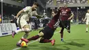Penyerang AC Milan Olivier Giroud berebut bola dengan bek Salernitana Luca Ranieri pada giornata ke-26 Liga Italia di Stadion Arechi, Salerno, Minggu (20/2/2022) dini hari WIB. Sempat unggul terlebih dahulu, AC Milan harus puas bermain imbang 1-1. (Alessandro Garofalo/LaPresse via AP)