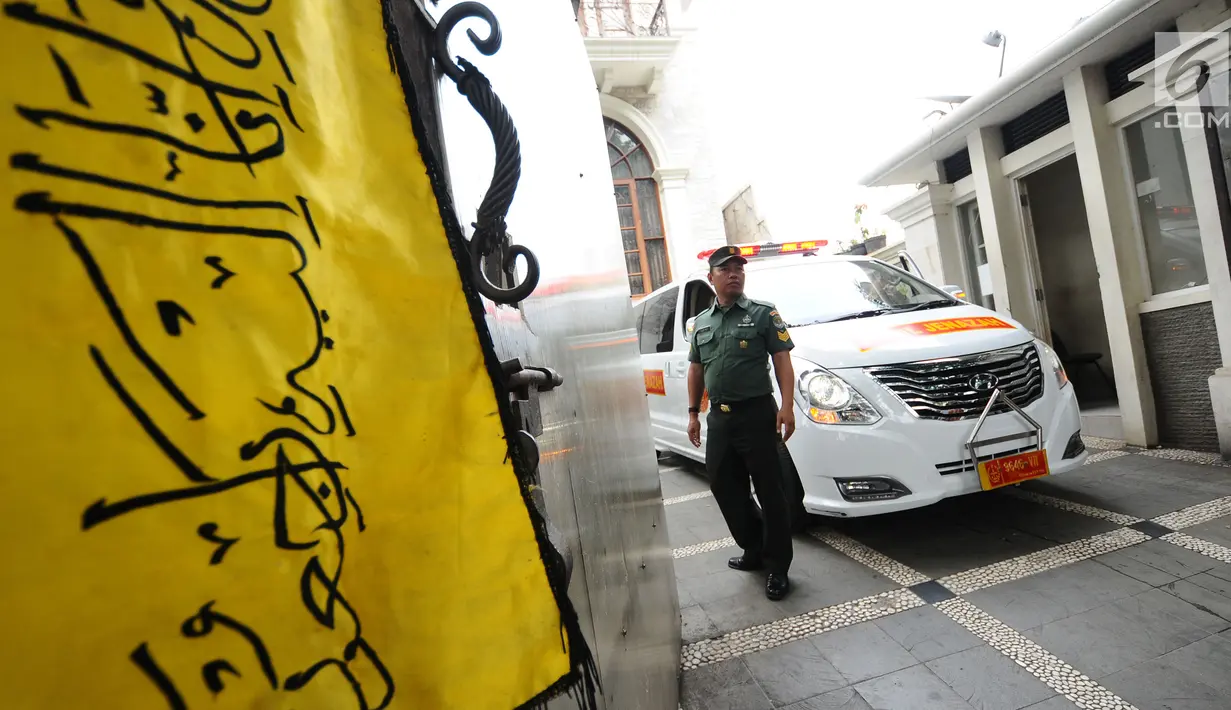 Petugas menjaga mobil jenazah yang akan membawa peti jenazah Asmaniah, istri Wakil Presiden ke-9 RI, Hamzah Haz di rumah duka di Jakarta, Selasa (12/9). Jenazah akan dimakamkan di pemakaman keluarga di Bogor, Jawa Barat. (Liputan6.com/Helmi Fithriansyah)