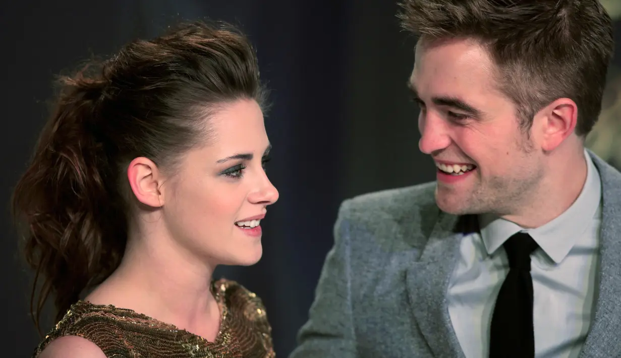 Dilansir dari People, Kristen Stewart merasa kebersamaannya dengan Robert Pattinson disalahgunakan sebagai produk yang bisa dijual. Hal itu pun membuatnya tak merasa nyaman. (FREDERIC LAFARGUE  AFP)