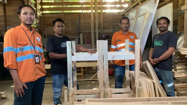 Fikri dan Sidik pengurus Koperasi Sarop Do Mulana binaan Agincourt Resources. (Deon/Liputan6.com)