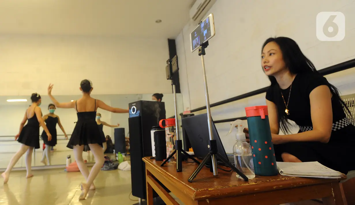 Suasana saat pertunjukan balet secara virtual di Rumah Karya Sjuma, Serpong, Tangerang Selatan, Banten, Minggu (20/12/2020). Pertunjukan balet tahunan ini sebagai ujian siswa Sekolah Ballet Sumber Cipta. (merdeka.com/Arie Basuki)