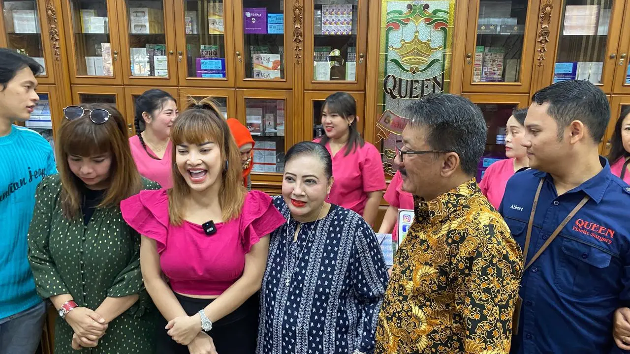 Irma Darmawangsa revisi kecantikan di Queen Klinik Bedah Plastik
