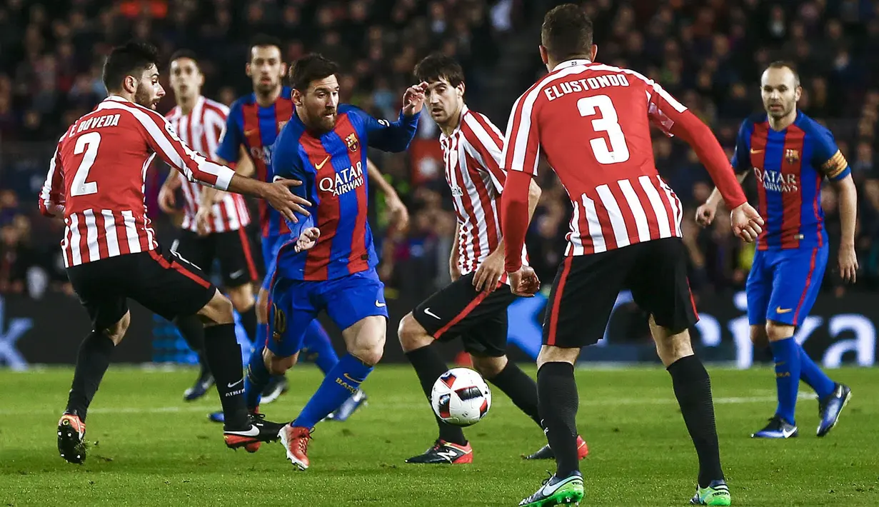 Bintang Barcelona, Lionel Messi, berusaha melewati hadangan pemain Athletic Bilbao. Kalah 1-2 pada leg pertama membuat Barcelona langsung menekan Bilbao sejak menit awal untuk membalikan keadaan. (EPA/Quique Garcia)