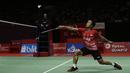 Tunggal putra Indonesia, Anthony Sinisuka Ginting, saat menghadapi wakil Denmark, Viktor Axelsen, pada laga Indonesia Masters 2020 di Istora Senayan, Jakarta, Sabtu (18/1). Anthony Ginting menang dengan skor 22-20 dan 21-11. (Bola.com/Yoppy Renato)