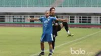 Aksi pemain Persib Bandung, Tantan dan I Made Wirawan saat sesi latihan tim di Stadion Pakansari, Bogor, Jumat (10/3/2017). (Bola.com/Nicklas Hanoatubun)