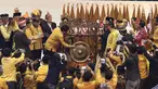 Ketua Umum Partai Hanura Oesman Sapta Odang (OSO) memukul gong dalam pembukaan Rakernas Partai Hanura di Pekanbaru, Riau, Selasa (8/5). Acara dihadiri Ketua DPD Hanura seluruh Indonesia. (Liputan6.com/Herman Zakharia)
