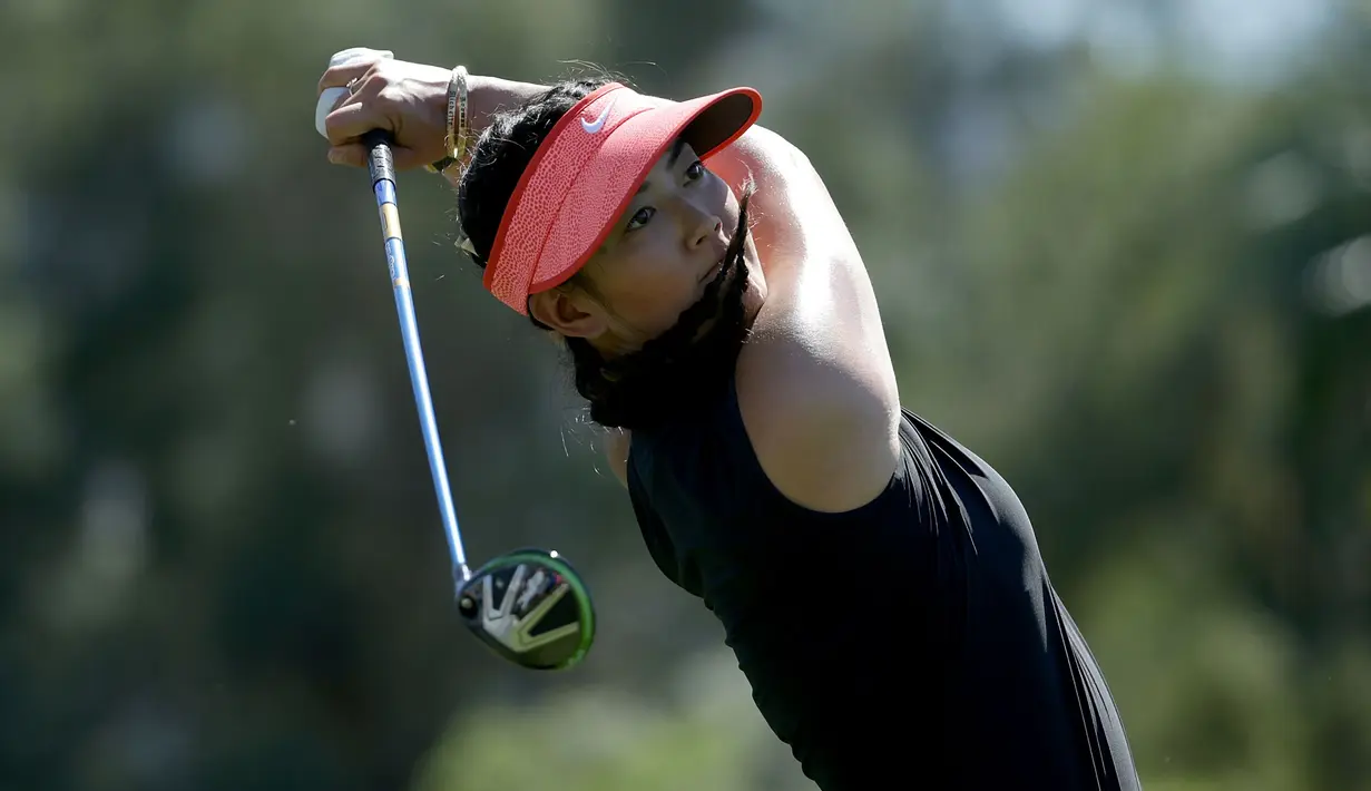 Pegolf wanita asal AS, Michelle Wie memukul bola selama putaran final turnamen ANA Inspiration 2017 di Mission Hills Country Club, Rancho Mirage, California (1/4). (Jeff Gross / Getty Images / AFP)