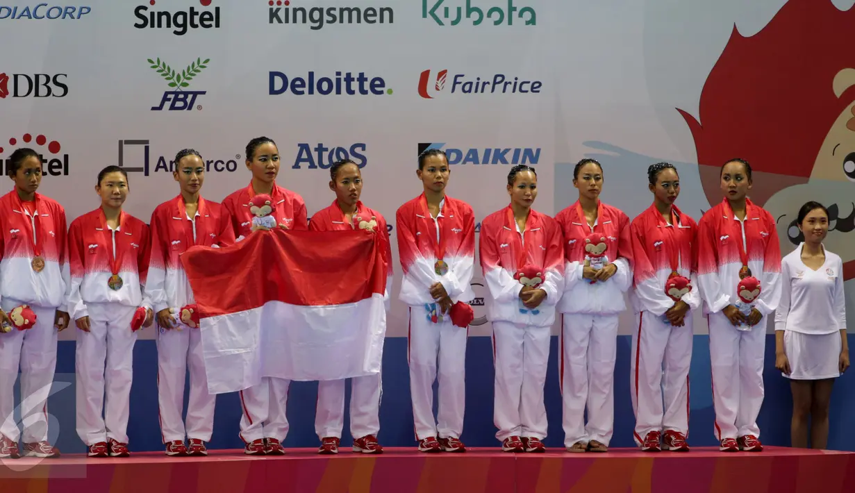 Tim renang indah Indonesia berhasil menyumbang medali pertama bagi kontingen Merah Putih di Sea Games 2015 Singapura. Tim renang indah Indonesia saat penerimaan medali perunggu di OCBC Aquatic Centre, Rabu (3/6/2015). (Liputan6.com/Helmi Fithriansyah)   