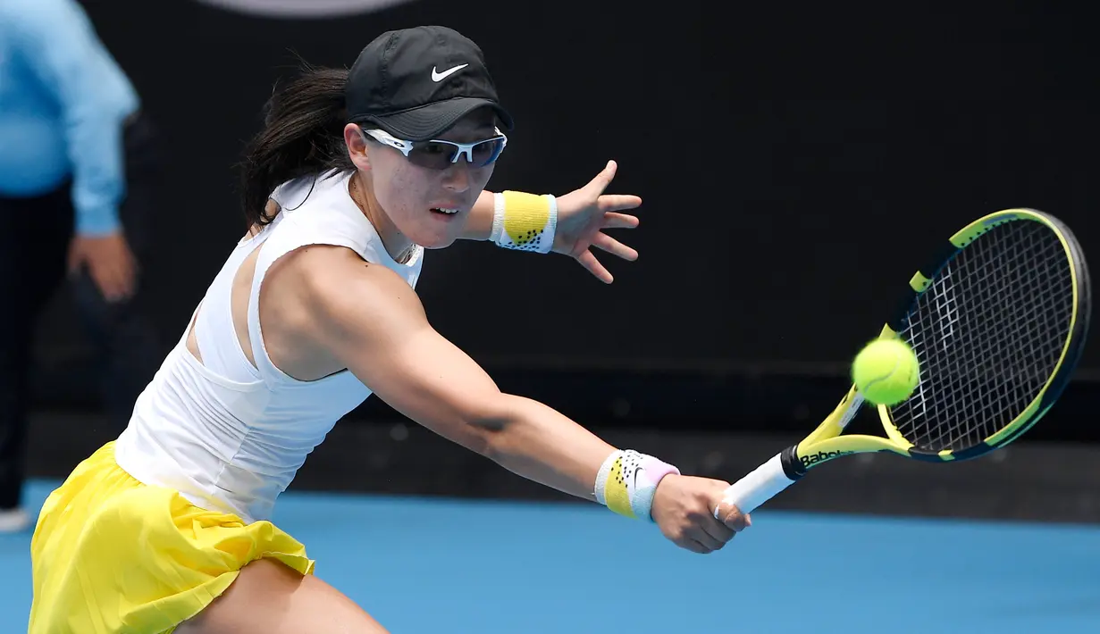 Petenis China Zheng Saisai mengembalikan bola saat menghadapi petenis Jepang Naomi Osaka pada pertandingan tunggal putri putaran kedua di Australia Terbuka, Melbourne, Australia, Rabu (22/1/2020). Naomi mengalahkan Saisai dan melaju ke putaran ketiga Australia Terbuka. (AP Photo/Andy Brownbill)