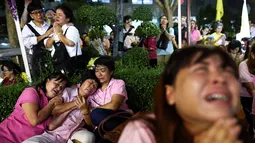 Beberapa wanita menangis setelah diumumkan bahwa Raja Thailand Bhumibol Adulyadej telah meninggal di RS Siriraj, Bangkok, Thailand, Kamis (13/10). (REUTERS / Athit Perawongmetha)