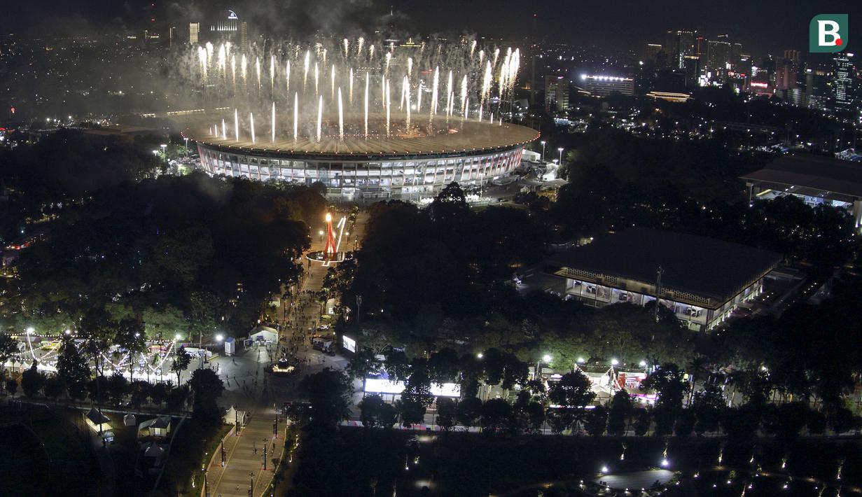 Suasana pesta kembang api saat pembukaan Asian Games di SUGBK, Jakarta, Sabtu, (18/8/2018). Pesta kembang api membuat langit Jakarta semakin gemerlap. (Bola.com/Peksi Cahyo)
