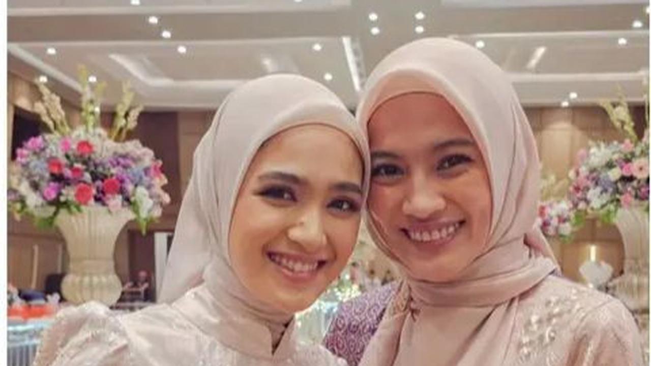 Alyssa Soebandono terlihat hadir memakai busana yang hampir serupa, keduanya tampak seperti kembar.