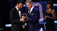Peter Schmeichel menyerahkan trofi kiper terbaik FIFA kepada Gianluigi Buffon. (doc. FIFA)