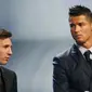 Bintang Barcelona Lionel Messi dan Cristiano Ronaldo saat pemberian penghargaan Pemain Terbaik Eropa (Reuters)