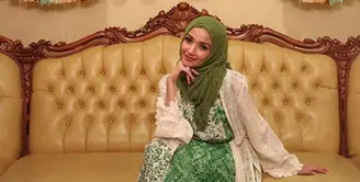Pada tanggal 5 April silam, usia Tsania Marwa genap 27 tahun. Dalam unggahan terbaru di instagram, Tsania tampil berbeda saat merayakan ulang tahun. (Instagram/tsaniamarwa54)