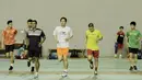 Tim ganda putra Indonesia berlari saat latihan fisik di Pelatnas Bulutangkis, Cipayung, Jakarta, Senin (7/5/2018). Latihan tersebut untuk persiapan jelang Piala Thomas pada 20-27 Mei 2018 di Thailand. (Bola.com/M Iqbal Ichsan)