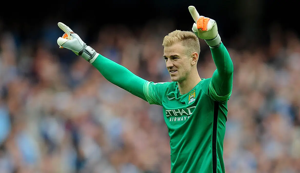 5. Joe Hart - Tahun ini penampilannya semakin matang, dirinya berhasil tidak kebobolan dalam 15 kali pertandingan Liga Inggris bersama Manchester City. Namun kadang kiper asal Inggris itu masih belum terlalu stabil. (EPA/Peter Powell)