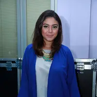 "Aku juga sudah enggak benci kamera kan orangnya. Kalau syuting paling ya jadi bintang tamu saja. Paling cuma ngemsi off air saja di tempat yang dekat-dekat dan bisa langsung pulang ke rumah," lanjutnya. (Deki Prayoga/bintang.com)