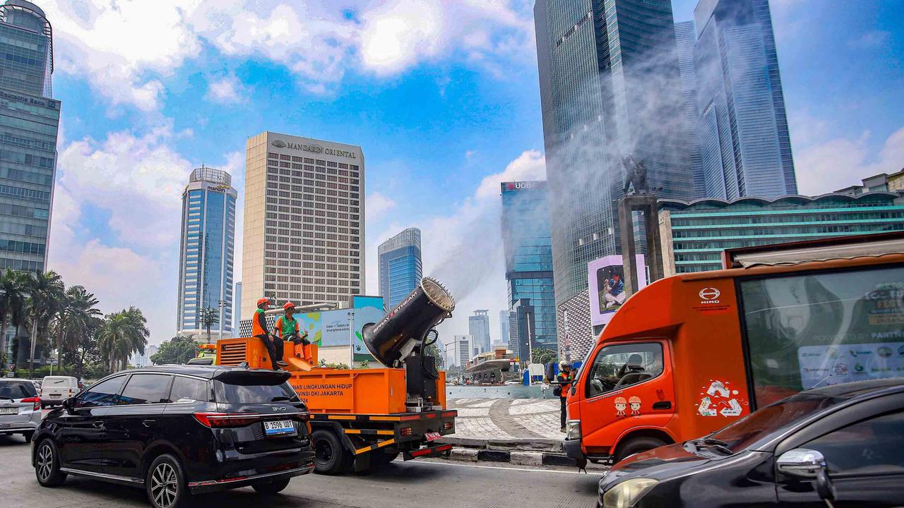 FOTO:  Ribuan Liter Water Mist Disemprotkan untuk Kurangi Polusi Jakarta