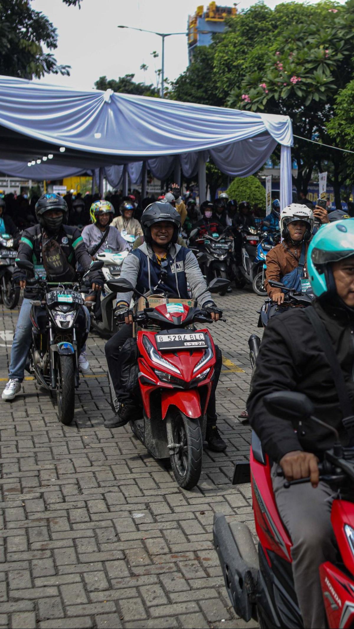 KM Dononsolo membawa sebanyak&nbsp;1.705 orang penumpang dan 663 unit sepeda motor.&nbsp;Liputan6.com/Angga Yuniar