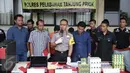 Polres Pelabuhan Tanjung Priok merilis sebanyak 3770 materai palsu, puluhan obat-obat ilegal, dan barang bukti protitusi online, Jakarta, Selasa (11/4). (Liputan6.com/Faizal Fanani)