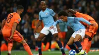 Pemain Manchester City, Leroy Sane berebut bola dengan pemain Lyon saat bertanding pada matchday pertama Grup F Liga Champions di Stadion Etihad, Manchester, Rabu (19/9). City menelan kekalahan 1-2 dari Lyon. (AP Photo/Dave Thompson)