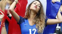 Camille Sold istri pemain Prancis, Morgan Schneiderlin hadir memberikan dukungan saat Prancis melawan Islandia pada perempat final Piala Eropa 2016 di Stade de France, Saint-Denis, Paris. (4/7/2016) dini hari WIB. (REUTERS/Christian Hartmann)