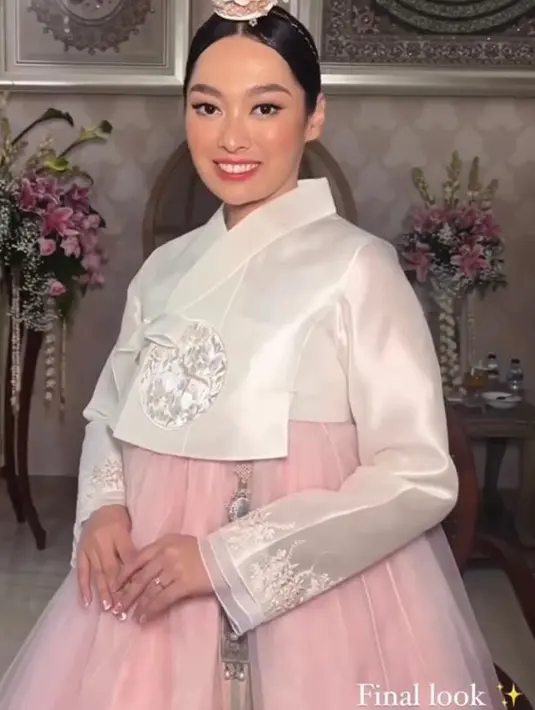 Rizka juga sempat tampil dalam balutan hanbok nuansa putih dan pink dalam prosesi jelang menikah.