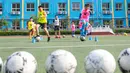 Para murid berlatih olahraga sepak bola di sebuah sekolah dasar di Handan, Provinsi Hebei, China utara, pada 9 Agustus 2020. (Xinhua/Wang Xiao)