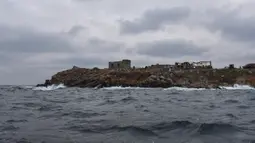 Pulau Ular terlihat di Laut Hitam, Ukraina, 18 Desember 2022. Pasukan Rusia menduduki pulau itu pada awal-awal invasinya ke Ukraina, namun akhirnya mundur beberapa bulan kemudian. (AP Photo/Michael Shtekel)