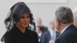 Ibu Negara AS, Melania Trump setibanya di halaman San Damaso, Vatikan untuk melakukan pertemuan dengan Paus Fransiskus, Rabu (24/5). Dalam pertemuan itu, Melania terlihat cantik dengan gaun hitam dan kerudung renda di kepalanya. (AP Photo/Gregorio Borgia)